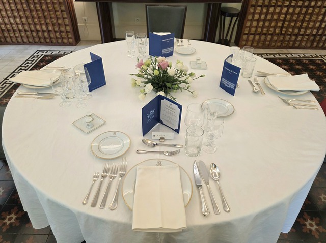 Khi người Ph&aacute;p b&agrave;i tr&iacute; b&agrave;n ăn - Ảnh 6.