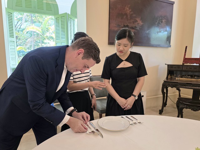 Khi người Ph&aacute;p b&agrave;i tr&iacute; b&agrave;n ăn - Ảnh 5.