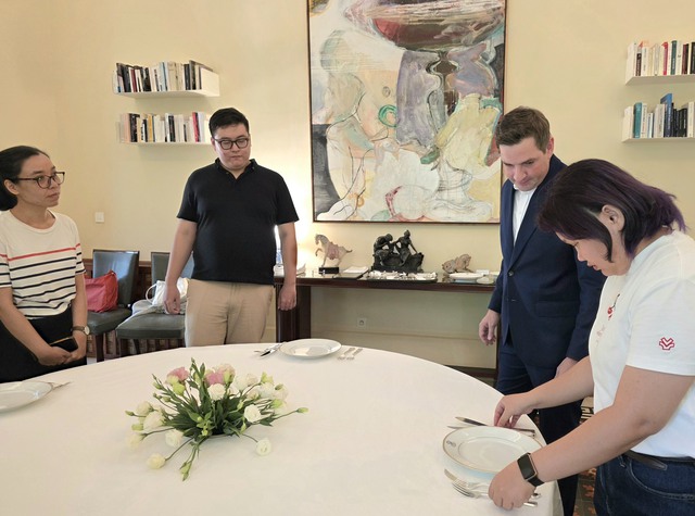 Khi người Ph&aacute;p b&agrave;i tr&iacute; b&agrave;n ăn - Ảnh 4.