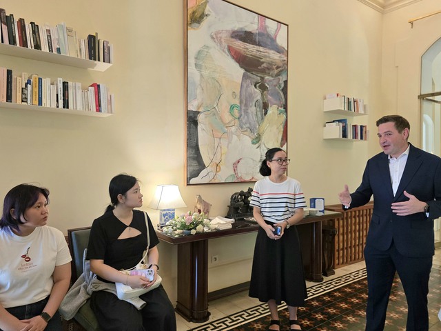 Khi người Ph&aacute;p b&agrave;i tr&iacute; b&agrave;n ăn - Ảnh 3.