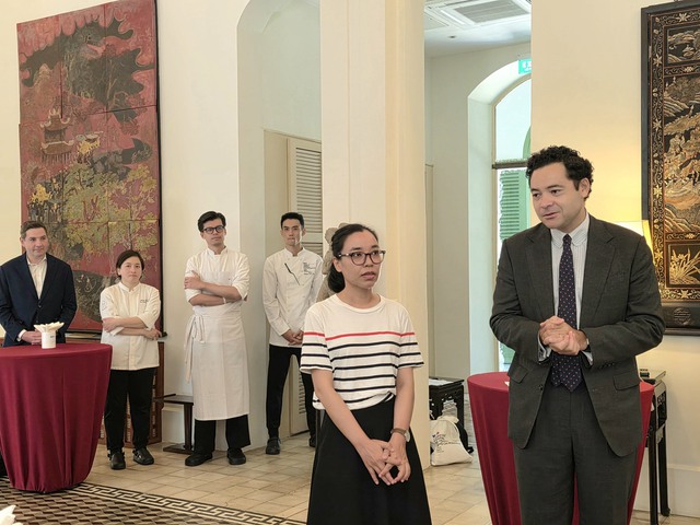 Khi người Ph&aacute;p b&agrave;i tr&iacute; b&agrave;n ăn - Ảnh 1.