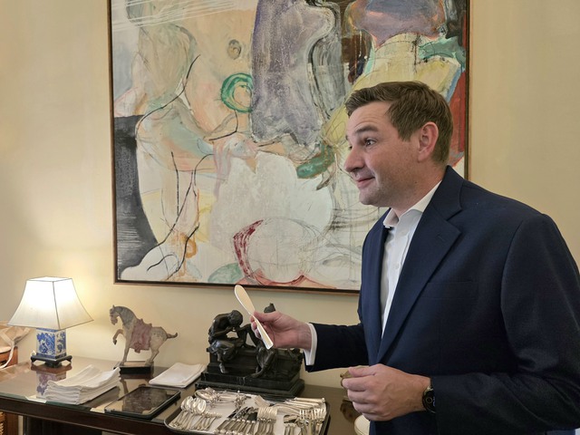 Khi người Ph&aacute;p b&agrave;i tr&iacute; b&agrave;n ăn - Ảnh 2.