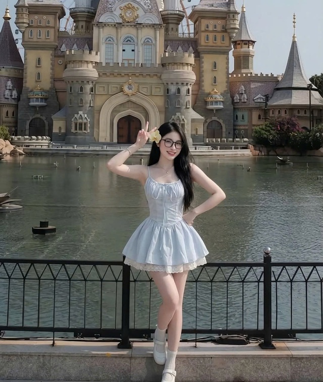 Hóa thành nàng thơ ngọt ngào cùng đầm hai dây dáng xòe- Ảnh 1.