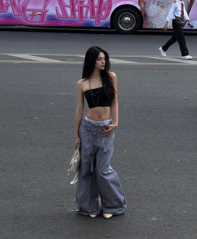 Xuống phố rạng rỡ cùng set đồ áo ống, quần vải rộng- Ảnh 2.