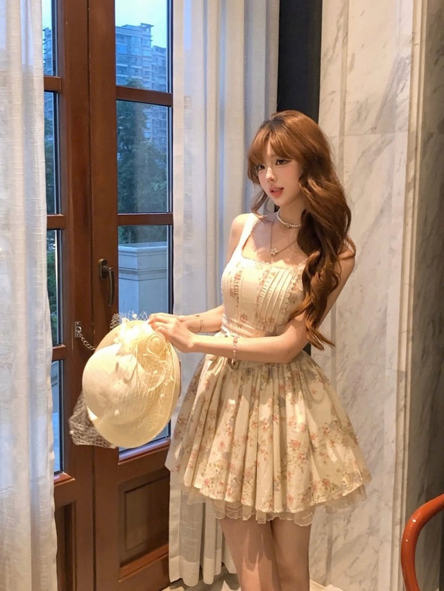 Hóa thành nàng thơ ngọt ngào cùng đầm hai dây dáng xòe- Ảnh 3.