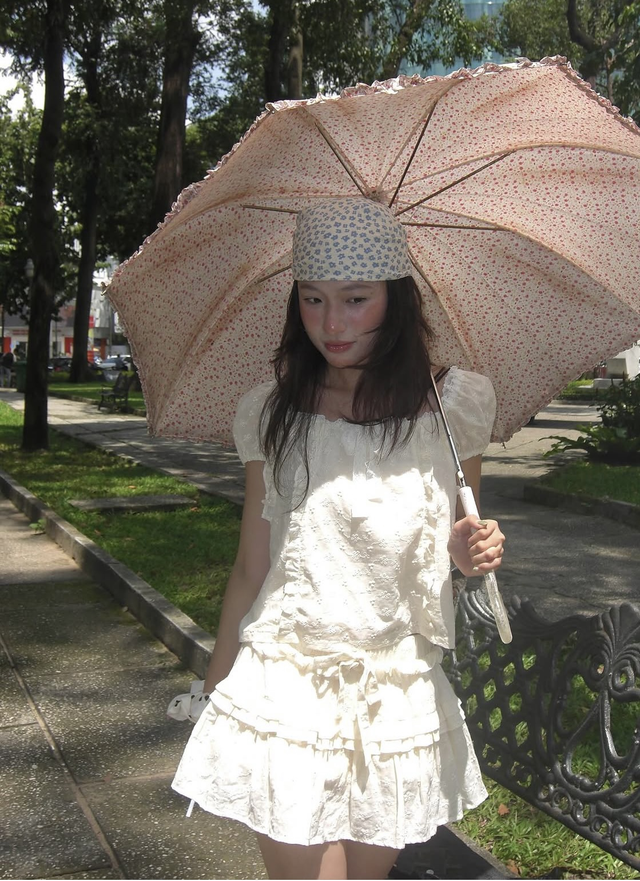 Nhẹ nhàng và bay bổng cùng chân váy xòe ngắn- Ảnh 4.