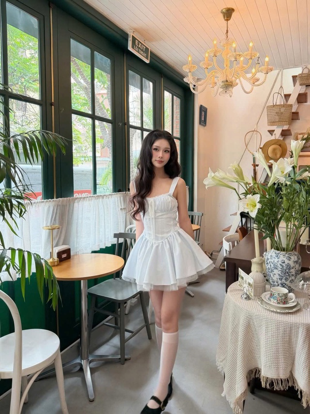 Hóa thành nàng thơ ngọt ngào cùng đầm hai dây dáng xòe- Ảnh 4.