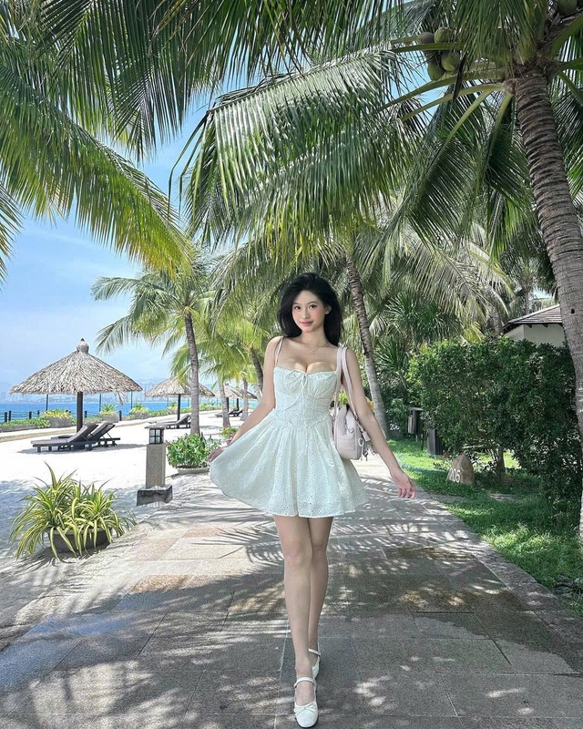 Hóa thành nàng thơ ngọt ngào cùng đầm hai dây dáng xòe- Ảnh 5.