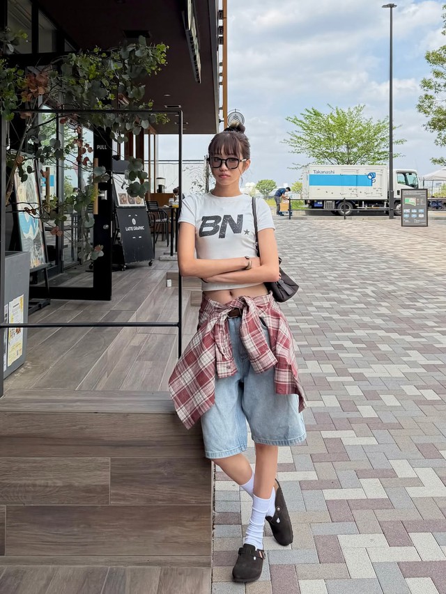 Tự tin làm mới bản thân với áo crop top tôn dáng- Ảnh 4.