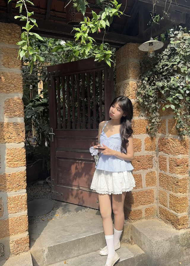 Nhẹ nhàng và bay bổng cùng chân váy xòe ngắn- Ảnh 7.