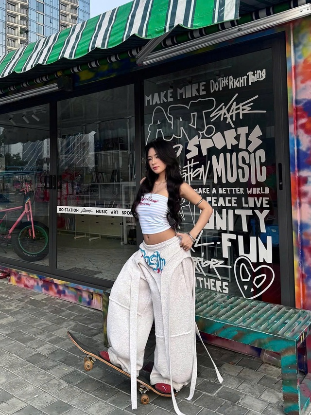 Xuống phố rạng rỡ cùng set đồ áo ống, quần vải rộng- Ảnh 7.