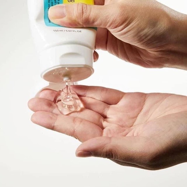 Top 7 sữa rửa mặt cho da dầu mụn sạch s&acirc;u, giảm b&oacute;ng nhờn d&ugrave; đang h&egrave; - Ảnh 10.