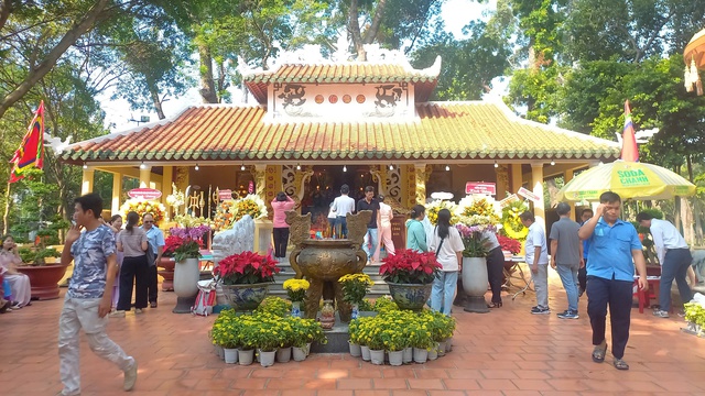 D&ograve;ng người đổ về đền tưởng nhớ c&aacute;c Vua H&ugrave;ng  - Ảnh 1.