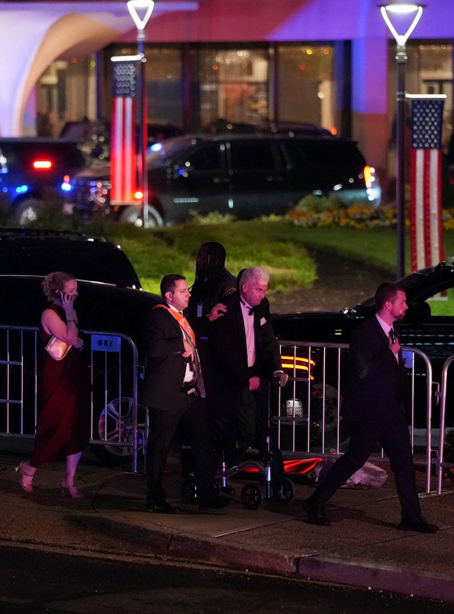 N&oacute;ng: C&oacute; nổ s&uacute;ng, Mật vụ Mỹ sơ t&aacute;n Tổng thống Trump - Ảnh 4.