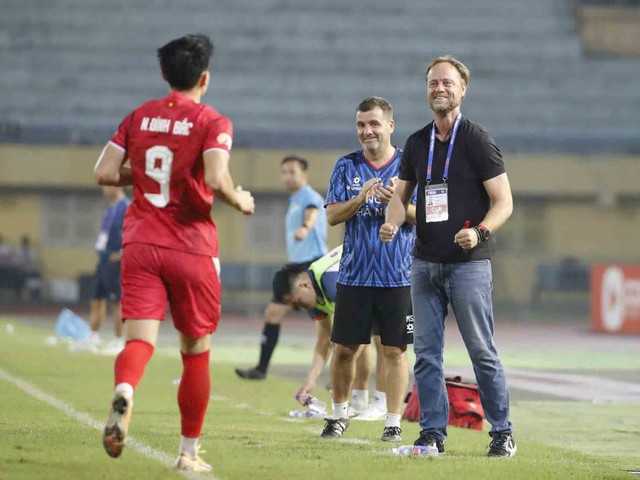 HLV Polking sắp c&oacute; danh hiệu VĐQG đầu ti&ecirc;n - Ảnh 2.