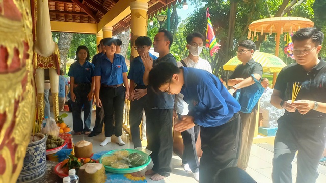 D&ograve;ng người đổ về đền tưởng nhớ c&aacute;c Vua H&ugrave;ng  - Ảnh 2.