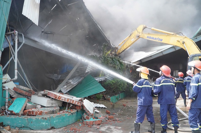 Ch&aacute;y lớn nh&agrave; xưởng ở Gia Lai, huy động nhiều lực lượng dập lửa, cứu t&agrave;i sản- Ảnh 2.