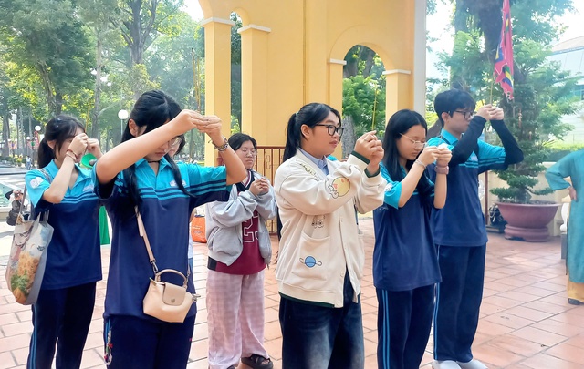 D&ograve;ng người đổ về đền tưởng nhớ c&aacute;c Vua H&ugrave;ng  - Ảnh 3.