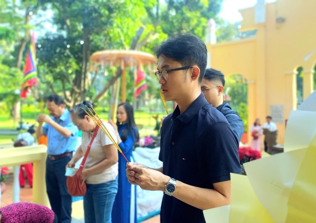 D&ograve;ng người đổ về đền tưởng nhớ c&aacute;c Vua H&ugrave;ng  - Ảnh 4.