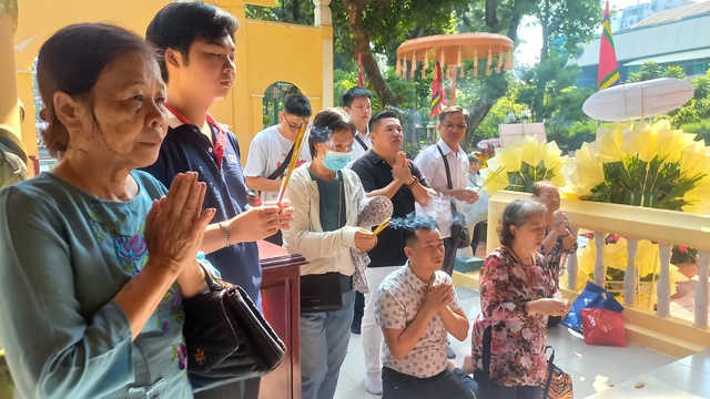 D&ograve;ng người đổ về đền tưởng nhớ c&aacute;c Vua H&ugrave;ng  - Ảnh 5.