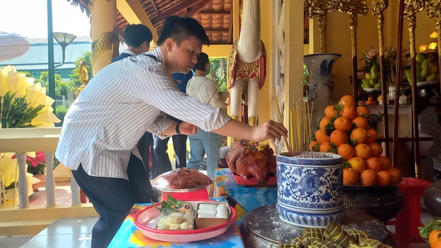 D&ograve;ng người đổ về đền tưởng nhớ c&aacute;c Vua H&ugrave;ng  - Ảnh 6.