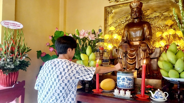 D&ograve;ng người đổ về đền tưởng nhớ c&aacute;c Vua H&ugrave;ng  - Ảnh 7.