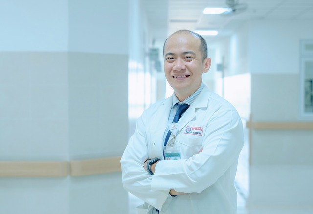 Người đ&agrave;n &ocirc;ng ngưng tim khi chơi pickleball, may mắn được b&aacute;c sĩ kịp thời cứu sống- Ảnh 1.