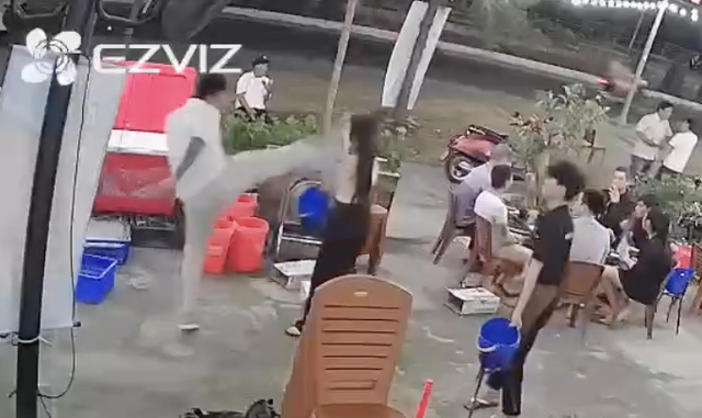 Người đ&agrave;n &ocirc;ng h&agrave;nh hung nữ quản l&yacute; qu&aacute;n qu&aacute;n nhậu ở Nha Trang - Ảnh 1.