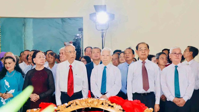 D&acirc;ng hương tưởng niệm c&aacute;c vua H&ugrave;ng ở Đền H&ugrave;ng B&igrave;nh Dương- Ảnh 1.