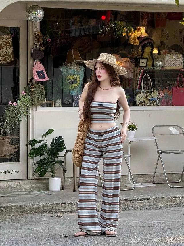 Xuống phố rạng rỡ cùng set đồ áo ống, quần vải rộng- Ảnh 1.