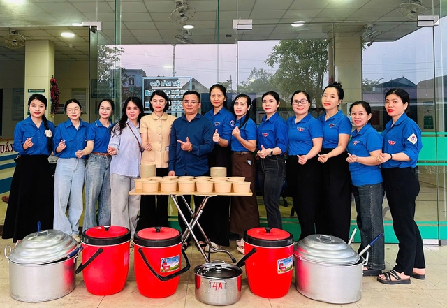 Một thập ni&ecirc;n 'vẽ' hy vọng nơi h&agrave;nh lang bệnh viện - Ảnh 4.