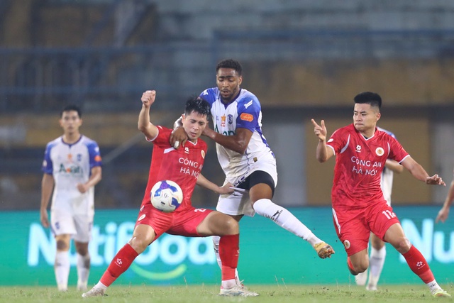 Đ&igrave;nh Bắc b&ugrave;ng nổ lập hat-trick, CLB CAHN đ&aacute;nh bại SLNA:  Thẳng tiến đến ng&ocirc;i v&ocirc; địch V-League- Ảnh 3.