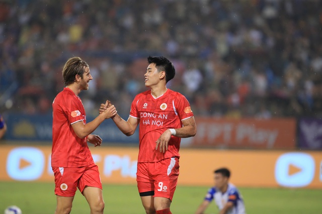 Đ&igrave;nh Bắc b&ugrave;ng nổ lập hat-trick, CLB CAHN đ&aacute;nh bại SLNA:  Thẳng tiến đến ng&ocirc;i v&ocirc; địch V-League- Ảnh 1.