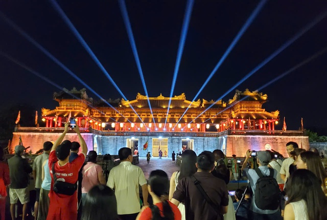 Nghỉ lễ Giỗ Tổ, biển người chen chân vào Đại nội Huế tạo thành clip viral- Ảnh 3.
