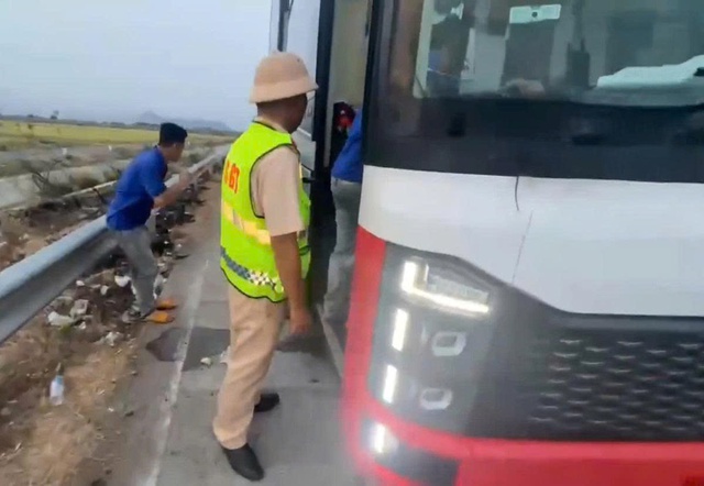 Xe kh&aacute;ch nhồi nh&eacute;t bị phạt gần 100 triệu đồng- Ảnh 1.