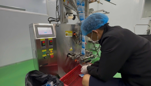 Công an TP.HCM bắt vợ chồng sản xuất thuốc giảm cân Emo’s chứa chất cấm - Ảnh 3.