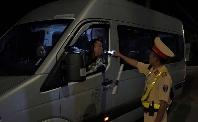 CSGT T&acirc;y Ninh siết chặt kiểm tra nồng độ cồn dịp lễ 30.4 &ndash; 1.5 - Ảnh 1.