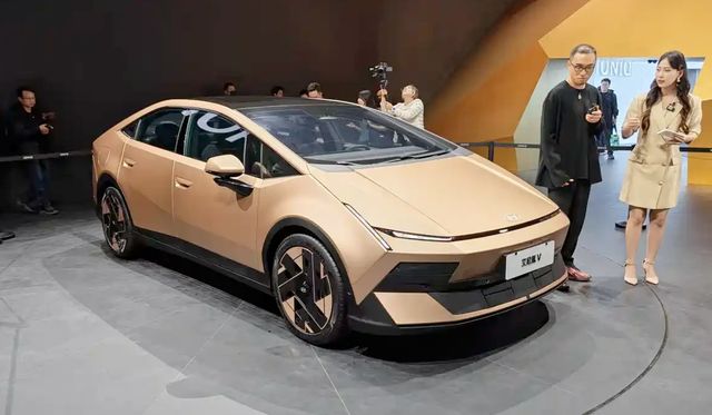 Hyundai tr&igrave;nh l&agrave;ng sedan điện d&aacute;ng lạ, m&agrave;n h&igrave;nh nội thất 4K cỡ lớn - Ảnh 1.