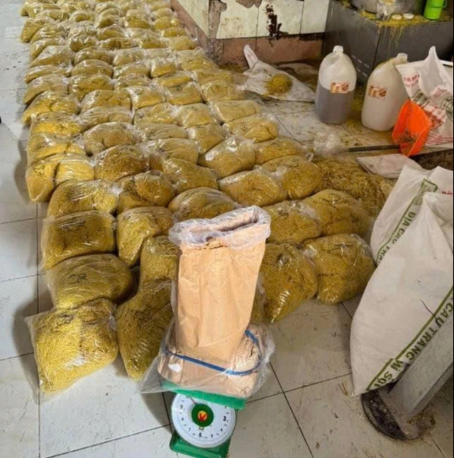 Công an TP.HCM bắt chủ lò sản xuất 2.800 tấn mì tươi 'ngậm' thủy tinh lỏng- Ảnh 2.