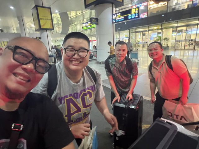 C&aacute;c cơ thủ đ&atilde; về đến Việt Nam tối 26.4 sau khi r&uacute;t khỏi giải Trung Quốc v&igrave; 'đường lưỡi b&ograve;'- Ảnh 1.