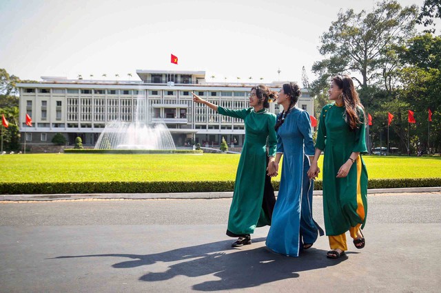 Th&agrave;nh phố đ&atilde; nở biết bao đ&oacute;a hoa nghĩa t&igrave;nh- Ảnh 1.