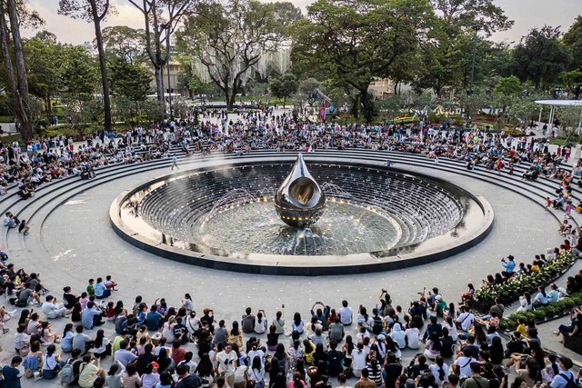 Th&agrave;nh phố đ&atilde; nở biết bao đ&oacute;a hoa nghĩa t&igrave;nh- Ảnh 2.