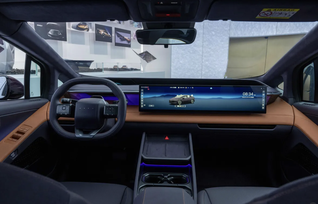 Hyundai tr&igrave;nh l&agrave;ng sedan điện d&aacute;ng lạ, m&agrave;n h&igrave;nh nội thất 4K cỡ lớn - Ảnh 2.