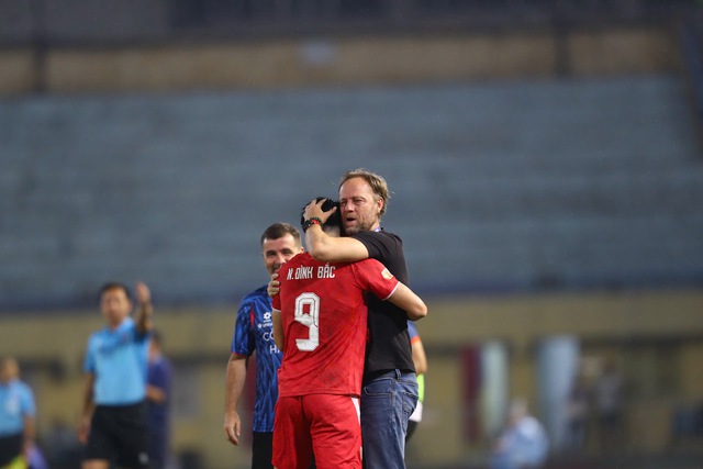 Quang Hải v&agrave; Đ&igrave;nh Bắc c&agrave;ng đ&aacute; c&agrave;ng ăn &yacute;, &ocirc;ng Polking vui hết nấc: Thầy Kim mừng gấp bội - Ảnh 3.