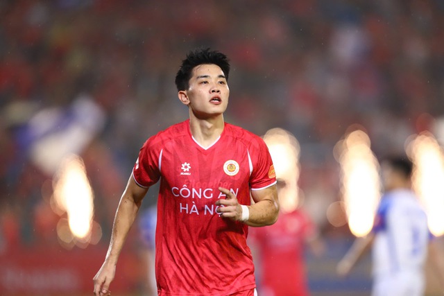 Quang Hải v&agrave; Đ&igrave;nh Bắc c&agrave;ng đ&aacute; c&agrave;ng ăn &yacute;, &ocirc;ng Polking vui hết nấc: Thầy Kim mừng gấp bội - Ảnh 2.