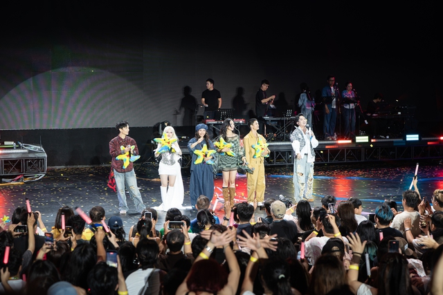 Con g&aacute;i Mỹ Linh c&ugrave;ng d&agrave;n ca sĩ gen Z 'ch&aacute;y' hết m&igrave;nh tại SAO Concert
- Ảnh 3.