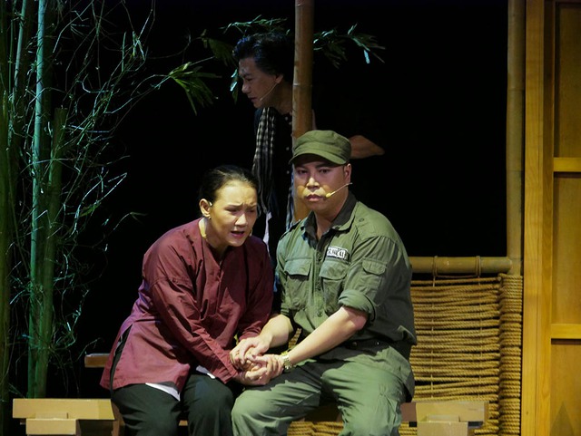 'Thanh gươm v&agrave; b&agrave; mẹ' - lằn ranh nghiệt ng&atilde; của chiến tranh- Ảnh 1.