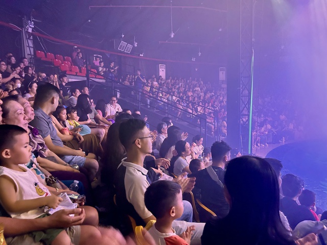 Rạp xiếc Công viên Gia Định có gì mà người dân xếp hàng dài đến xem? - Ảnh 5.