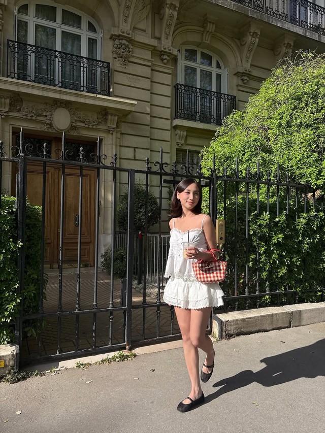 Chân váy và giày búp bê – công thức 'quốc dân' trở lại đầy cuốn hút - Ảnh 4.