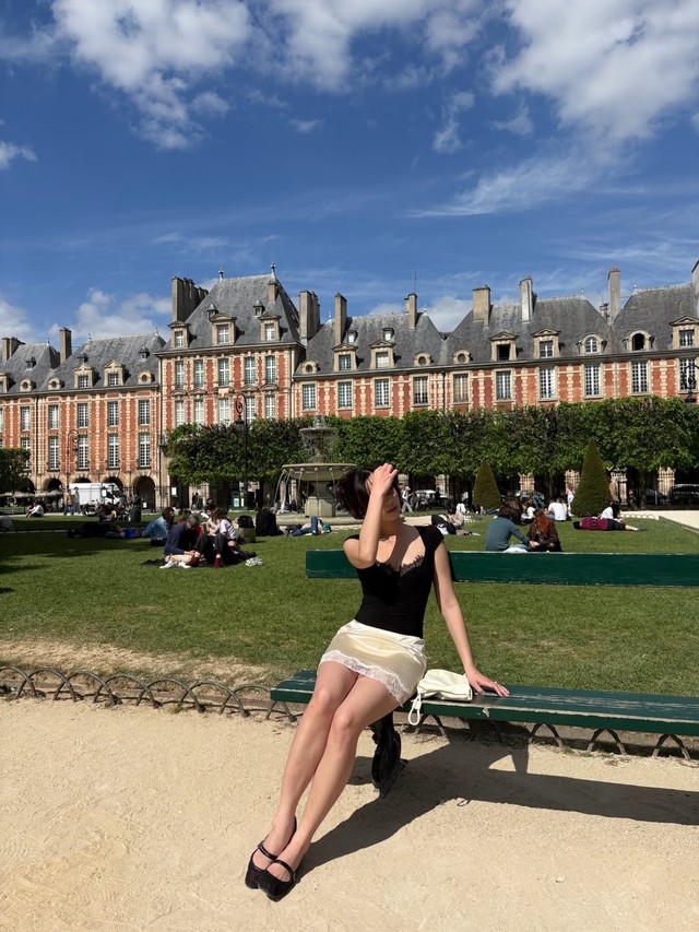 Chân váy và giày búp bê – công thức 'quốc dân' trở lại đầy cuốn hút - Ảnh 3.